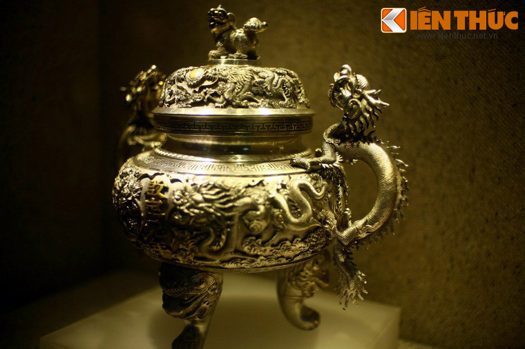 Đỉnh làm bằng bạc trang trí hình rồng.