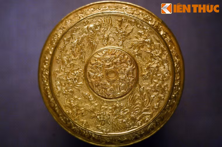 Hoa văn rồng trên hộp trầu làm bằng vàng và bạc niên hiệu Minh Mệnh (1820 – 1841).