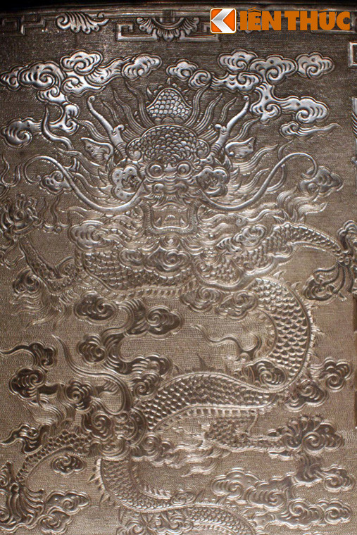 Hộp đựng Kim sách làm bằng bạc, có khắc hình rồng.