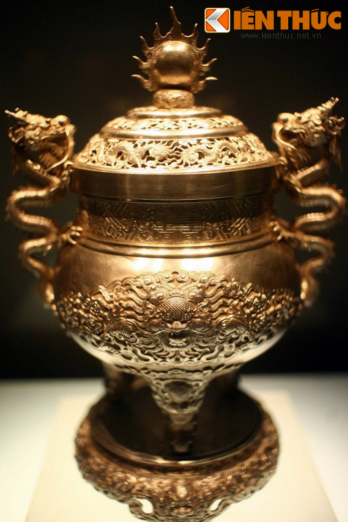 Đỉnh làm bằng bạc trang trí hình rồng.