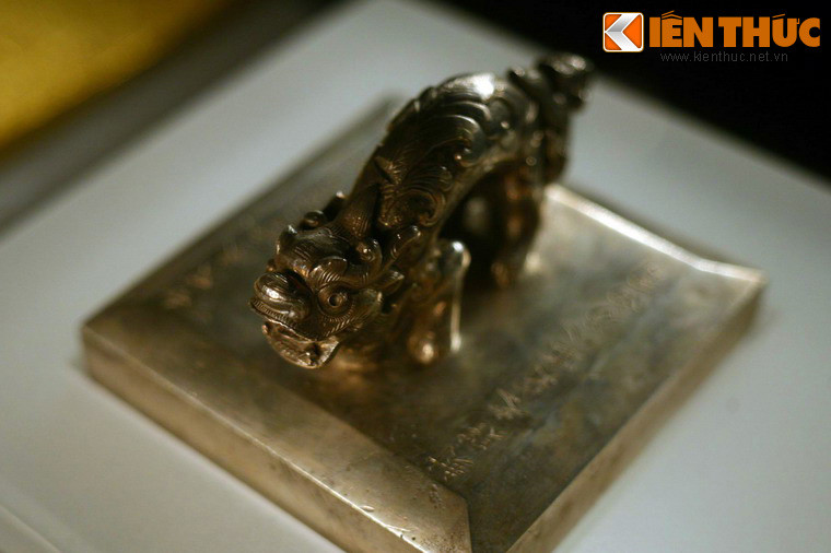 Ấn “Phong tặng chi bảo”, niên hiệu Gia Long năm thứ nhất (1802) làm bằng bạc.