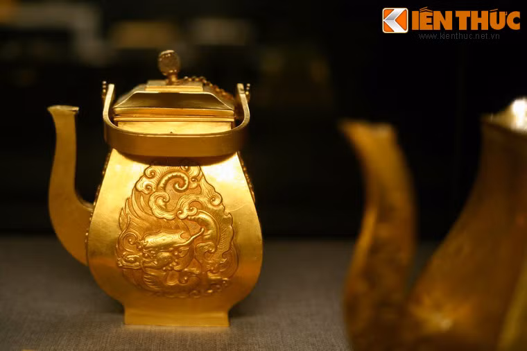 Ấm vàng trang trí hình tượng rồng.