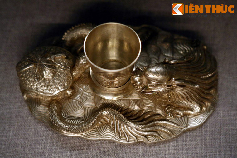 Hộp đựng Kim sách làm bằng bạc, có khắc hình rồng.