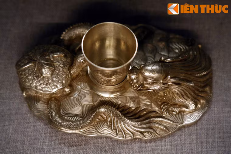 Hộp đựng Kim sách làm bằng bạc, có khắc hình rồng.