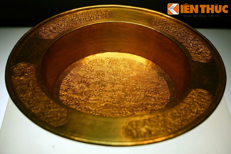 Chậu làm bằng vàng ròng trang trí hoa văn rồng.