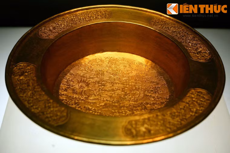 Chậu làm bằng vàng ròng trang trí hoa văn rồng.