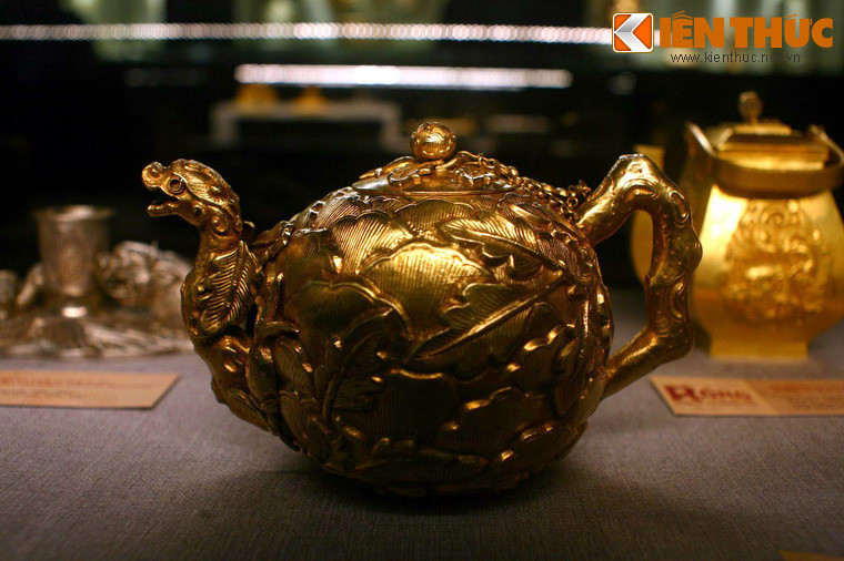Chiếc ấm vàng với vòi ấm hình đầu rồng được dùng trong cung đình nhà Nguyễn..