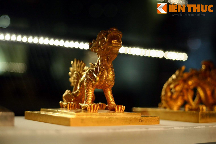 Rồng trang trí trên ấn vàng “Khâm văn chi tỉ”, niên hiệu Minh Mệnh năm thứ 8 (1827).