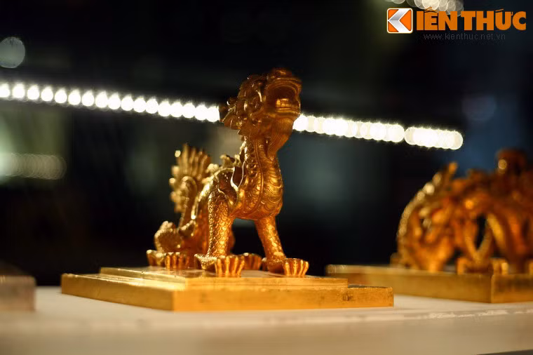 Rồng trang trí trên ấn vàng “Khâm văn chi tỉ”, niên hiệu Minh Mệnh năm thứ 8 (1827).