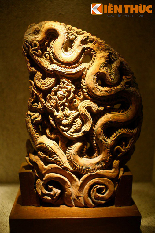 Gạch khắc hình rồng trang trí trên kiến trúc triều Lý. Dọc sống lưng rồng thời Lý thường có một hàng vây thấp tỉa riêng ra từng cái, đầu vây trước tựa vào vây sau.