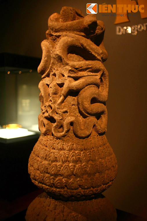 Rồng trang trí trên cột đá thời Lý, được tìm thấy ở Hoàng thành Thăng Long.