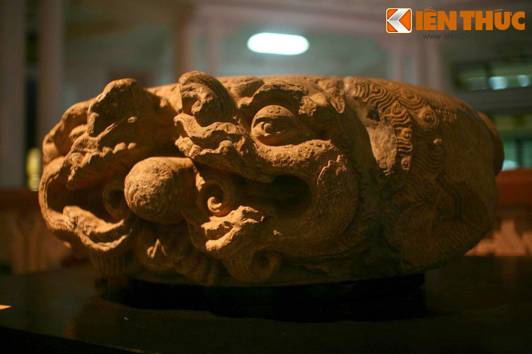 Bệ kê chân cột trang trí "Lưỡng long tranh châu" (cặp rồng chầu ngọc), có niên đại từ thế kỷ 11 - 13, khai quật tại chùa Phật Tích.