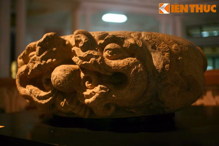 Bệ kê chân cột trang trí "Lưỡng long tranh châu" (cặp rồng chầu ngọc), có niên đại từ thế kỷ 11 - 13, khai quật tại chùa Phật Tích.