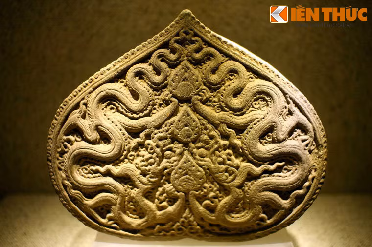 Rồng trang trí trên lá đề có niên đại từ năm 1057, được tìm thấy tại chùa Phật Tích, Tiên Du, Bắc Ninh. Rồng là biểu tượng cho quyền lực của vua chúa theo quan niệm Á Đông. Hình tượng rồng thời Lý có những đặc điểm khác hẳn với rồng thời trước hoặc cùng thời ở Trung Quốc.