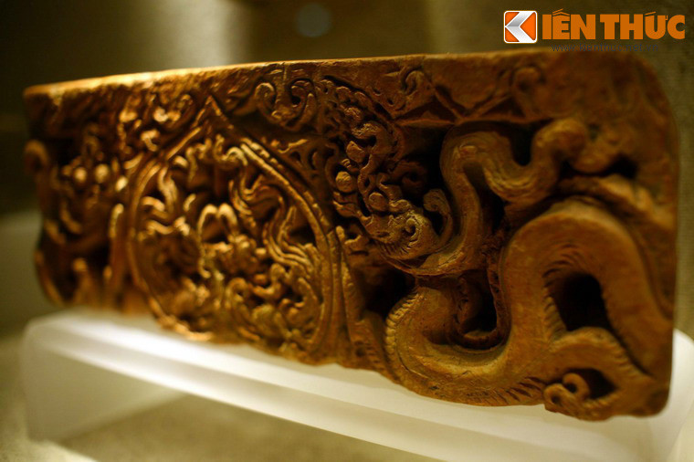 Gạch đất nung khắc hình rồng trang trí trên kiến trúc thời Lý. Rồng thời Lý có bốn chân, mỗi chân có ba ngón. Vị trí của chân bao giờ cũng đặt ở một nơi nhất định. Một chân trước mọc gần giữa khúc uốn thứ nhất, chân kia nằm gần cuối khúc uốn này...