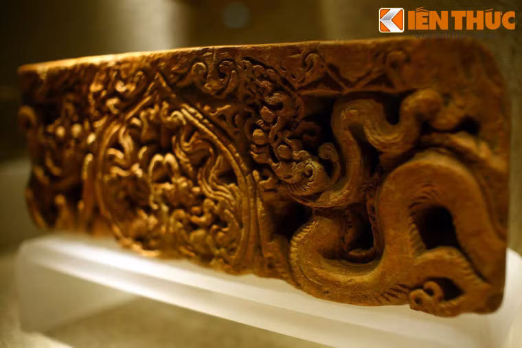 Gạch đất nung khắc hình rồng trang trí trên kiến trúc thời Lý. Rồng thời Lý có bốn chân, mỗi chân có ba ngón. Vị trí của chân bao giờ cũng đặt ở một nơi nhất định. Một chân trước mọc gần giữa khúc uốn thứ nhất, chân kia nằm gần cuối khúc uốn này...