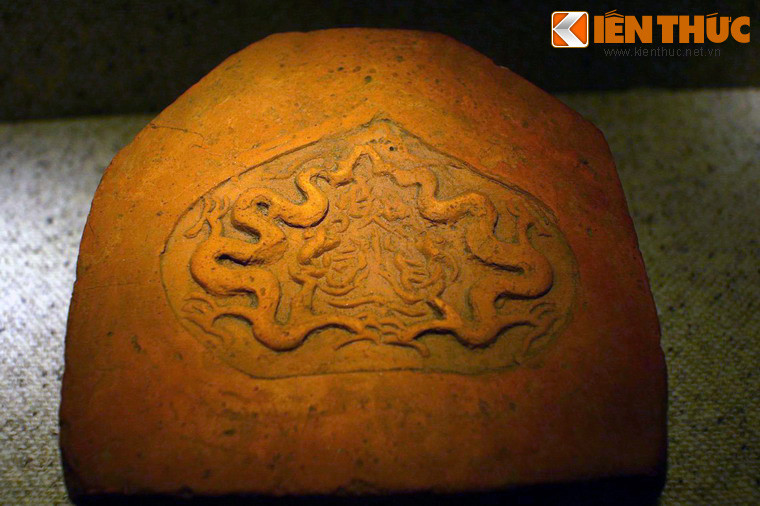 Rồng trang trí trên gạch thời Lý.