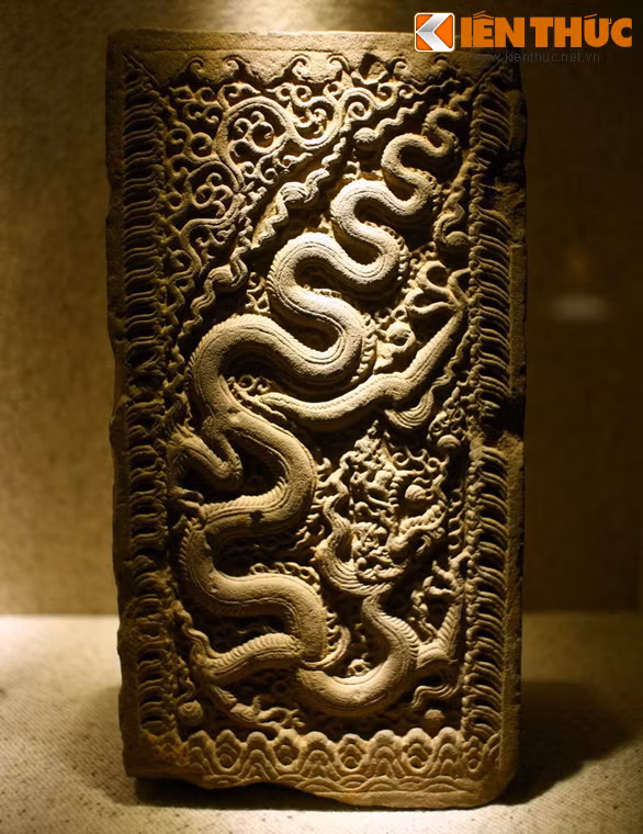 Rồng trang trí trên đố cửa của chùa Phật Tích, có từ năm 1057. Đầu rồng không có sừng, thường ngẩng cao, miệng há rộng với hai hàm răng nhỏ đang vờn đớp viên ngọc quý. Từ mũi rồng thoát ra mào có dạng ngọn lửa, được gọi là mào lửa.