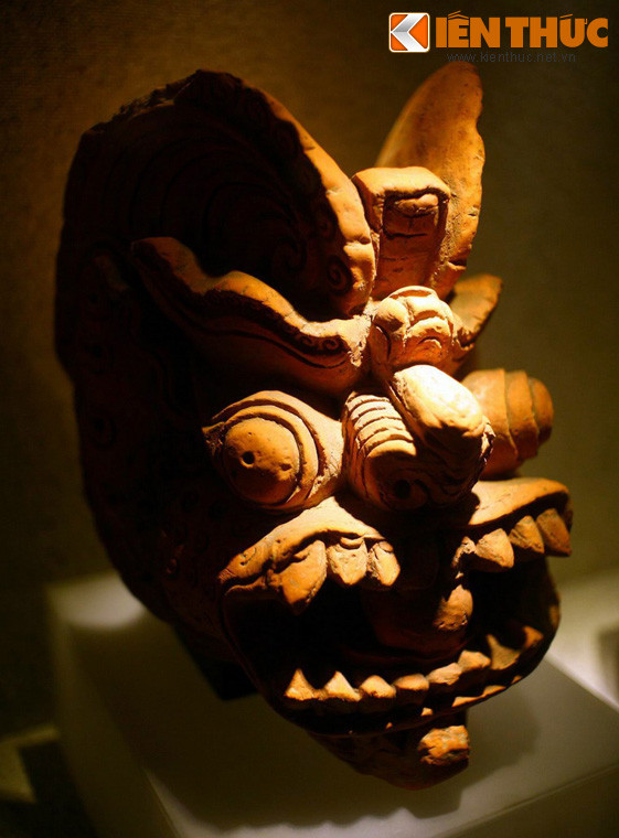 Đầu rồng trang trí kiến trúc làm bằng đất nung, niên đại thế kỷ 11 - 13. Trên trán rồng thời Lý thường có có một hoa văn giống hình chữ "S", cổ tự của chữ "lôi", tượng trưng cho sấm sét, mây mưa, yếu tố rất quan trọng trong nền nông nghiệp lúa nước...