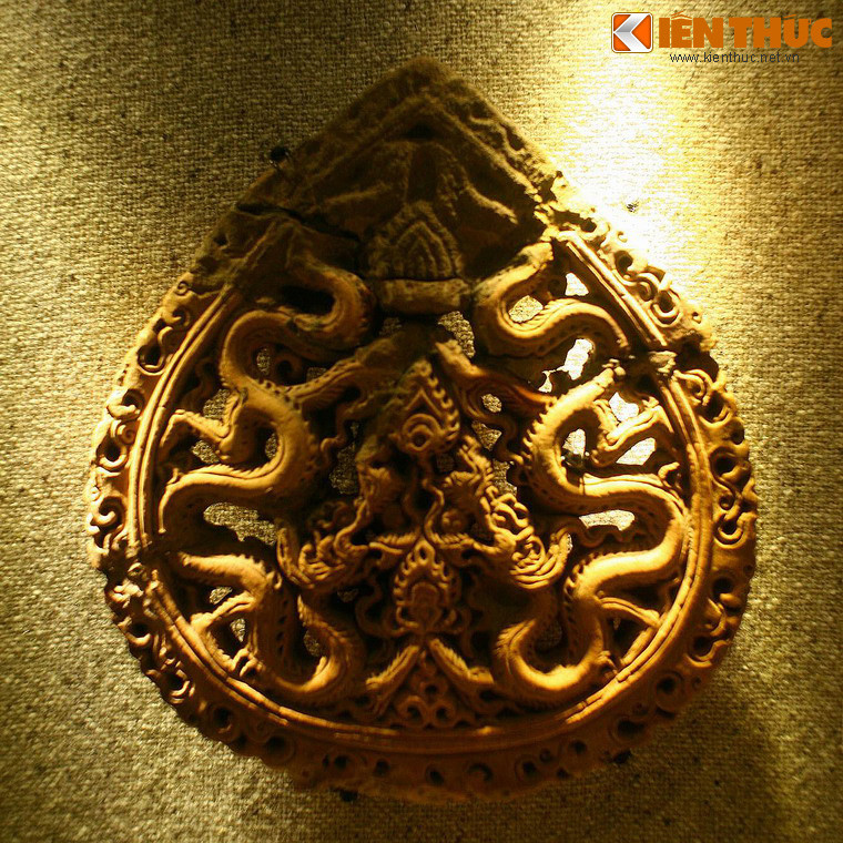 Gạch lá đề trang trí hình tượng rồng, niên đại khoảng thế kỷ 11 - 14. Hai chân sau của rồng thời Lý bao giờ cũng ở gần khoảng giữa khúc uốn thứ ba. Cả bốn chân đều có dải lông dài mọc từ khuỷu hất ra phía sau và móng cong nhọn giống chân loài chim.