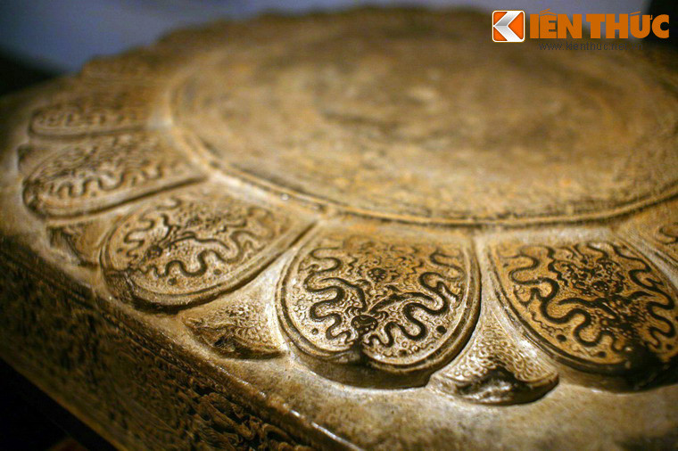 Bệ kê chân cột trang trí rồng, sen, vũ công tại chùa Phật Tích, thời Lý. Nhìn chung, rồng thời Lý được thể hiện trong dáng dấp hiền hòa mềm mại, có mình dài như rắn, thường không có vẩy, thon nhỏ dần về phía đuôi, bụng phân thành nhiều đốt ngắn như bụng rắn.