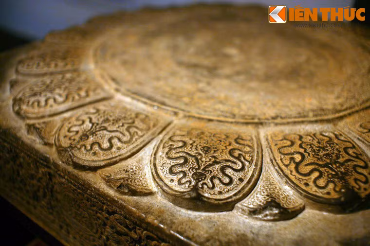 Bệ kê chân cột trang trí rồng, sen, vũ công tại chùa Phật Tích, thời Lý. Nhìn chung, rồng thời Lý được thể hiện trong dáng dấp hiền hòa mềm mại, có mình dài như rắn, thường không có vẩy, thon nhỏ dần về phía đuôi, bụng phân thành nhiều đốt ngắn như bụng rắn.