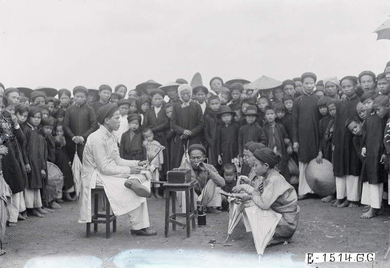 Một thanh niên đóng vai con tốt trên bàn cờ người ở lễ hội.