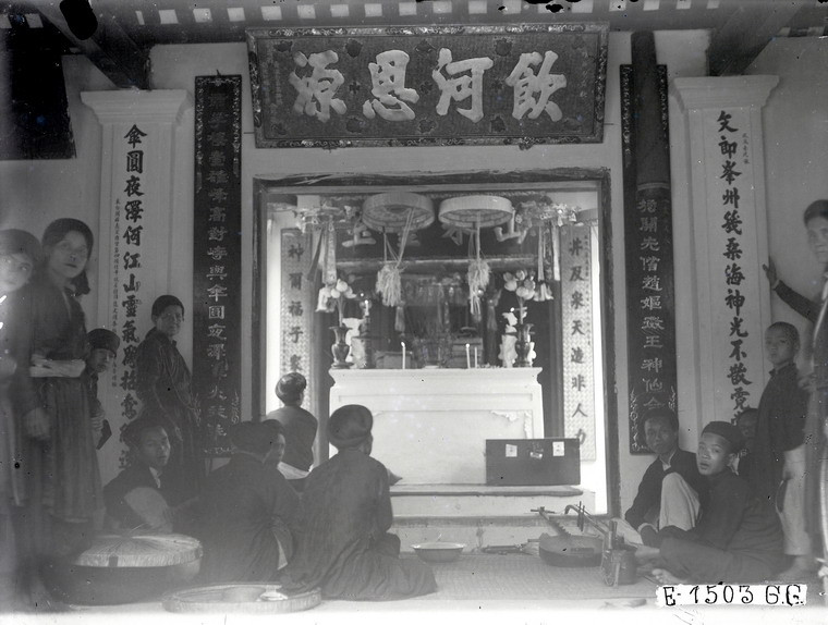Khung cảnh bên trong đền.