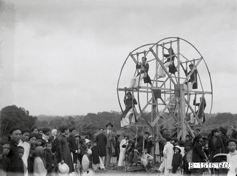 Khách hành hương chơi đu quay trong lễ hội đền Hùng thập niên 1920.