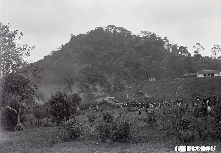 Toàn cảnh núi Nghĩa Lĩnh, nơi Đền Hùng tọa lạc trong một kỳ lễ hội đền Hùng thập niên 1920.