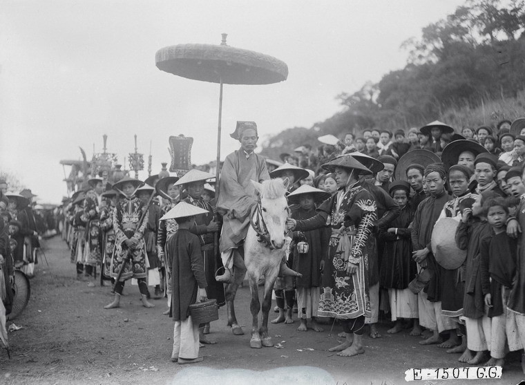 Các vị quan tham gia đám rước.