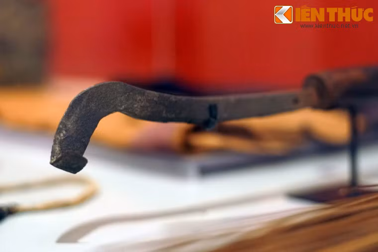 Dao cạo mủ cao su của bà Nguyễn Thị Sơn, Long Thành, Châu Thành, Đồng Nai năm 1969-1975. Tài liệu được giấu trong miếng giẻ buộc mũi dao.