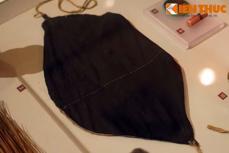 Áo yếm hai lớp của Hồ Thị Đoàn dùng ở Trà Bồng, Quảng Ngãi năm 1957-1962. Tài liệu mật được giấu giữa hai lớp vải.