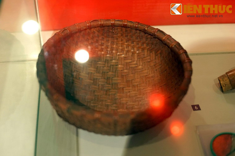 Thúng đựng trầu cau bà Cao Thị Cửu dùng ở Cai Lậy, Tiền Giang năm 1963-1971. Tài liệu được đặt ở đáy thúng, trầu cau phủ lên trên.