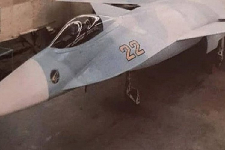 “Nguyên mẫu S-22 không thể hoàn thiện do gặp phải một số khó khăn trong việc thực hiện dự án, khác biệt duy nhất giữa J-20 và S-22 chỉ là hình dạng cánh mà thôi", chuyên gia quân sự Nga nhận xét.
