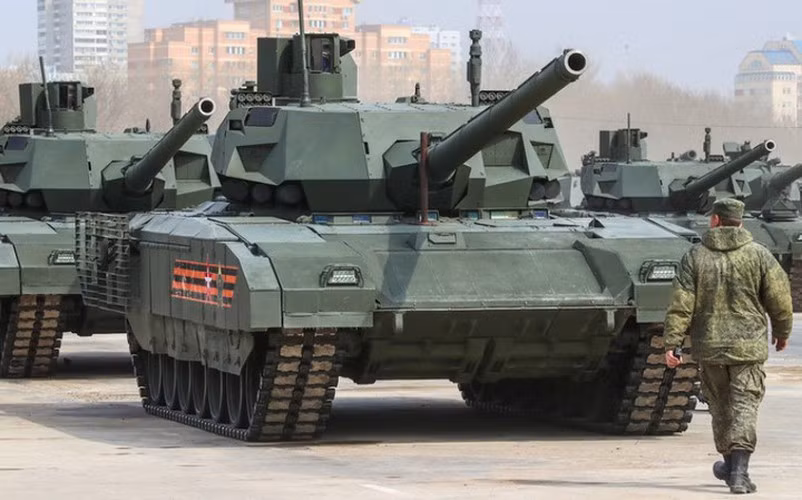 Sau màn ra mắt hoành tráng trên quảng trường Đỏ hồi năm 2015, giới chức quân sự Nga từng tự tin cho biết ngay trong năm đó xe tăng T-14 sẽ hoàn thành các bài kiểm tra cơ bản.