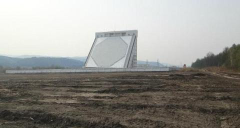 Tuy nhiên, chuyên gia quân sự nổi tiếng của Nga, ông Konstantin Sivkov lại đưa ra thông tin, Trung Quốc hiện vẫn đang hoàn toàn phụ thuộc vào Nga trong lĩnh vực giám sát các đòn tấn công tên lửa và trên thực tế, vào đầu tháng 12, Tổng thống Vladimir Putin tuyên bố, Nga sẽ giúp Trung Quốc xây dựng một hệ thống cảnh báo sớm tên lửa - công nghệ mà chỉ có Nga và Mỹ sở hữu tại thời điểm này.