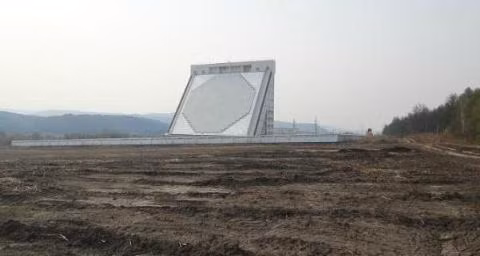 Tuy nhiên, chuyên gia quân sự nổi tiếng của Nga, ông Konstantin Sivkov lại đưa ra thông tin, Trung Quốc hiện vẫn đang hoàn toàn phụ thuộc vào Nga trong lĩnh vực giám sát các đòn tấn công tên lửa và trên thực tế, vào đầu tháng 12, Tổng thống Vladimir Putin tuyên bố, Nga sẽ giúp Trung Quốc xây dựng một hệ thống cảnh báo sớm tên lửa - công nghệ mà chỉ có Nga và Mỹ sở hữu tại thời điểm này.