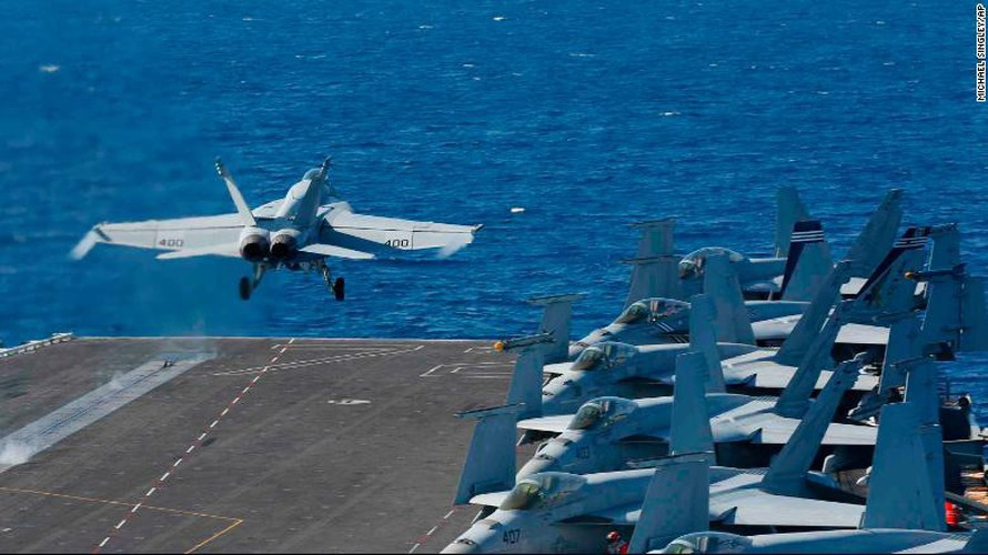 Đi kèm USS Abraham Lincoln là Không đoàn tàu sân bay số 7. Đơn vị này được biên chế hàng chục máy bay các loại, trong đó một nửa là tiêm kích đa năng F/A-18E/F Super Hornet.