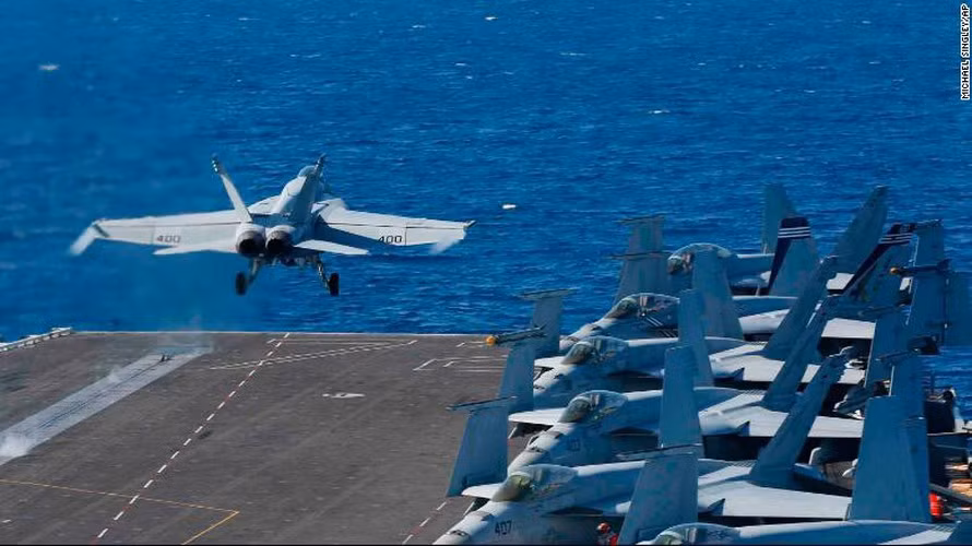 Đi kèm USS Abraham Lincoln là Không đoàn tàu sân bay số 7. Đơn vị này được biên chế hàng chục máy bay các loại, trong đó một nửa là tiêm kích đa năng F/A-18E/F Super Hornet.