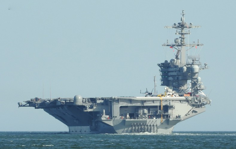 Trong khi đó, máy bay cảnh báo sớm E-2C Hawkeye đóng vai trò là tai mắt của cả nhóm tác chiến tàu sân bay, có nhiệm vụ phát hiện, truyền tham số mục tiêu và điều phối hoạt động trên không của Không đoàn.