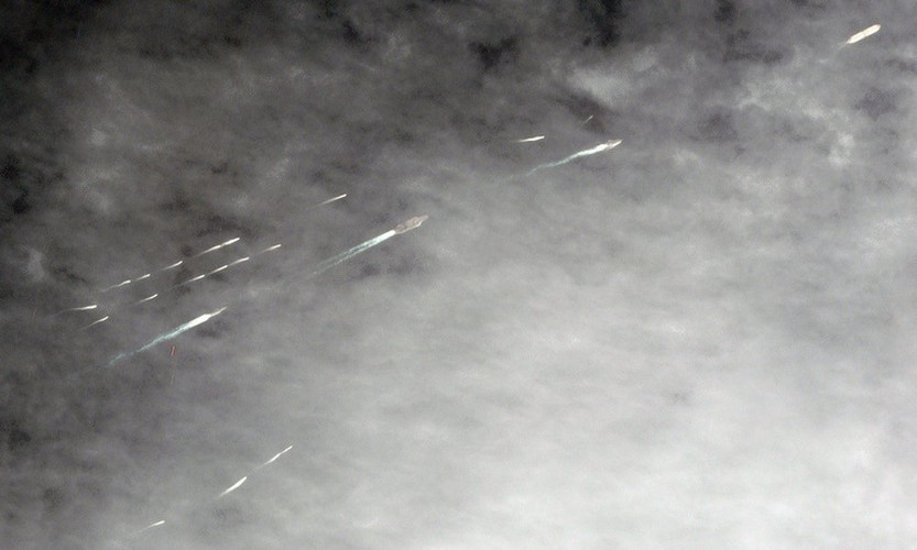 Ảnh vệ tinh do công ty Planet Labs chụp ngày 4/12 cho thấy ít nhất 18 tàu hải quân Iran xuất hiện khi nhóm tác chiến gồm tàu sân bay USS Abraham Lincoln, tàu khu trục USS Farragut và tuần dương hạm USS Leyte Gulf di chuyển trên eo biển Hormuz giữa Iran và Oman.