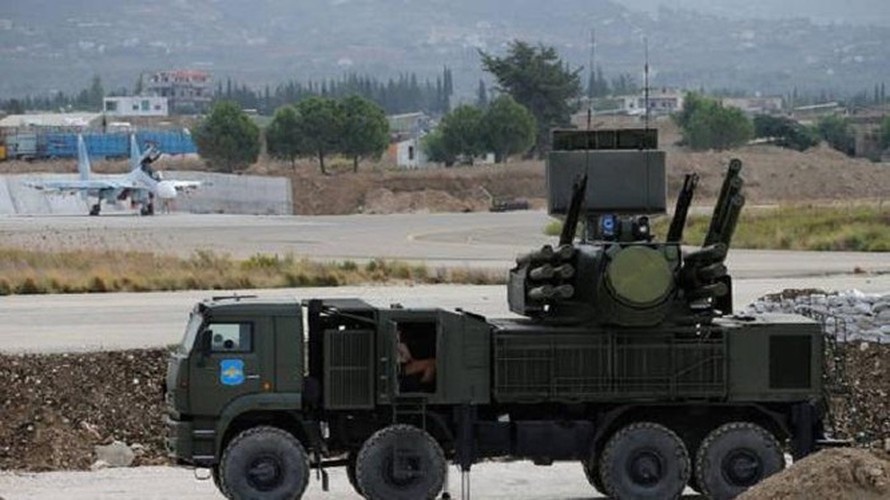 Đáng chú ý là mặc dù phiến quân đã nhiều lần thực hiện các cuộc tập kích bằng đạn rocket, súng cối hay máy bay không người lái cảm tử vào căn cứ Hmeimim nhưng hầu hết đều bị phòng không Nga ngăn chặn thành công.