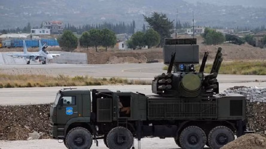 Đáng chú ý là mặc dù phiến quân đã nhiều lần thực hiện các cuộc tập kích bằng đạn rocket, súng cối hay máy bay không người lái cảm tử vào căn cứ Hmeimim nhưng hầu hết đều bị phòng không Nga ngăn chặn thành công.