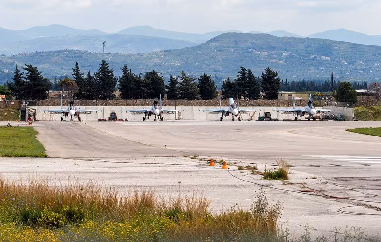 Mặc dù bác bỏ việc gặp phải thiệt hại tại căn cứ Hmeimim nhưng đại diện quân đội Nga ở Syria cũng công nhận việc tạm ngừng các chuyến bay sẽ khiến cho binh sĩ quân đội Syria gặp khó khăn trên chiến trường.