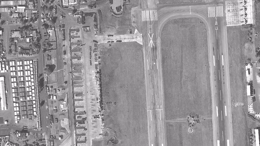 Có khả năng 2 đường băng phục vụ việc cất hạ cánh cho máy bay chiến đấu đã bị hư hại, dẫn đến việc tiêm kích Nga phải tạm thời "nằm đất" chờ công binh khắc phục xong sự cố.