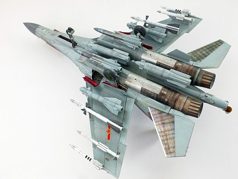 Tiêm kích Su-35 có thiết bị tìm kiếm và theo dõi mạnh là trở ngại khó vượt qua đối với các máy bay chiến đấu phương Tây. Các trang bị tổ hợp trinh sát quang-hồng ngoại hữu ích cho việc trinh sát, khiến chiếc tiêm kích Nga có thể phát hiện máy bay khác từ xa.