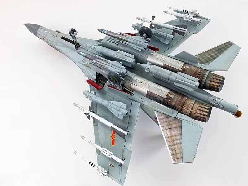 Tiêm kích Su-35 có thiết bị tìm kiếm và theo dõi mạnh là trở ngại khó vượt qua đối với các máy bay chiến đấu phương Tây. Các trang bị tổ hợp trinh sát quang-hồng ngoại hữu ích cho việc trinh sát, khiến chiếc tiêm kích Nga có thể phát hiện máy bay khác từ xa.
