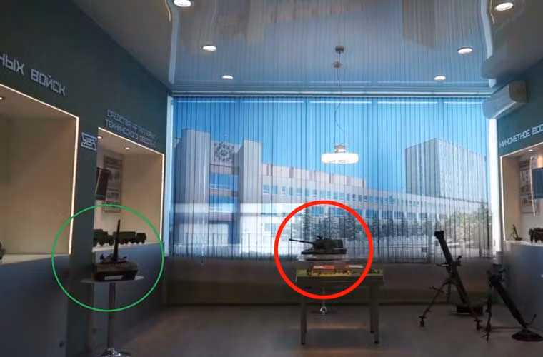 Thành viên trang mạng Military Photos đăng tải hình ảnh gian trưng bày vũ khí trong công ty quốc phòng Nga cho thấy một loại xe tăng lạ chưa từng thấy (màu xanh) và đó có thể chính là hình dáng thật của siêu tăng T-14 Armata.