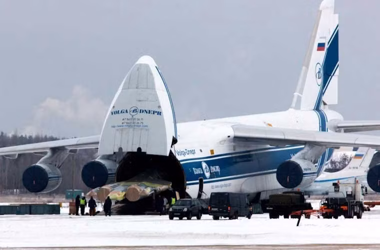 Phần thân tiêm kích tàng hình Su T-50 Nga được đưa lên máy bay vận tải cỡ lớn An-124 Ruslan chuẩn bị đưa đi thử nghiệm.